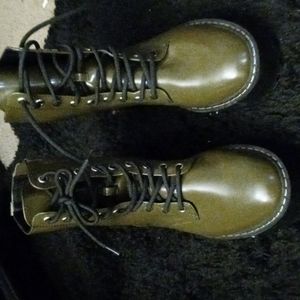 Women olive green boots Size US 8.5 an EUR40